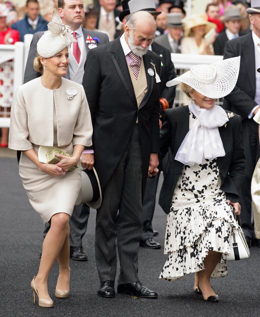 "Oh, shite! I went before we left the palace but my bladder is just mocking me."