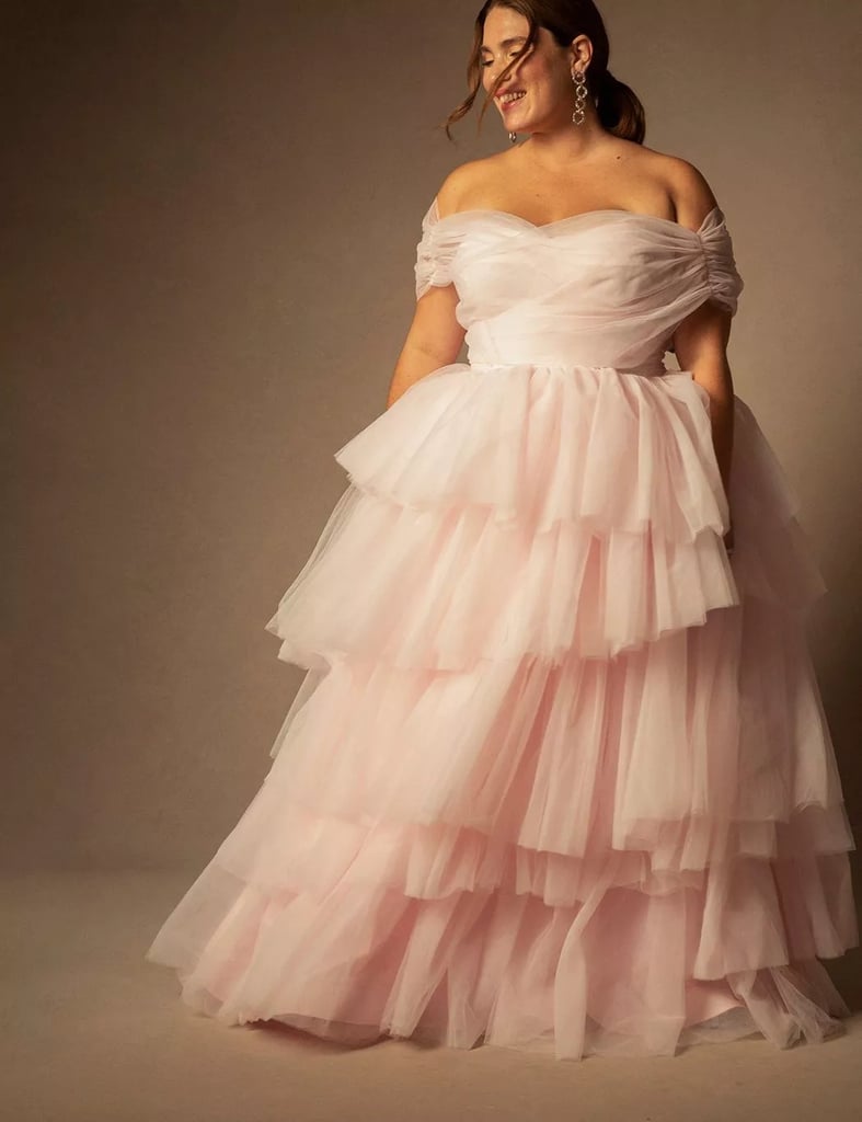 一个粉红色的礼服:新娘Eloquii混合薄纱礼服