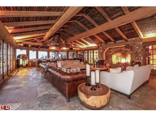 It's not surprising that Mariah, a frequent Aspen visitor, would have an Aspen ski lodge-themed room in her home!