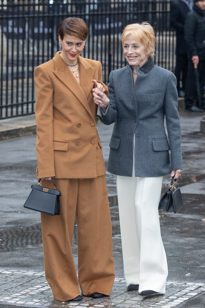 莎拉·保尔森和荷兰泰勒在巴黎时装周