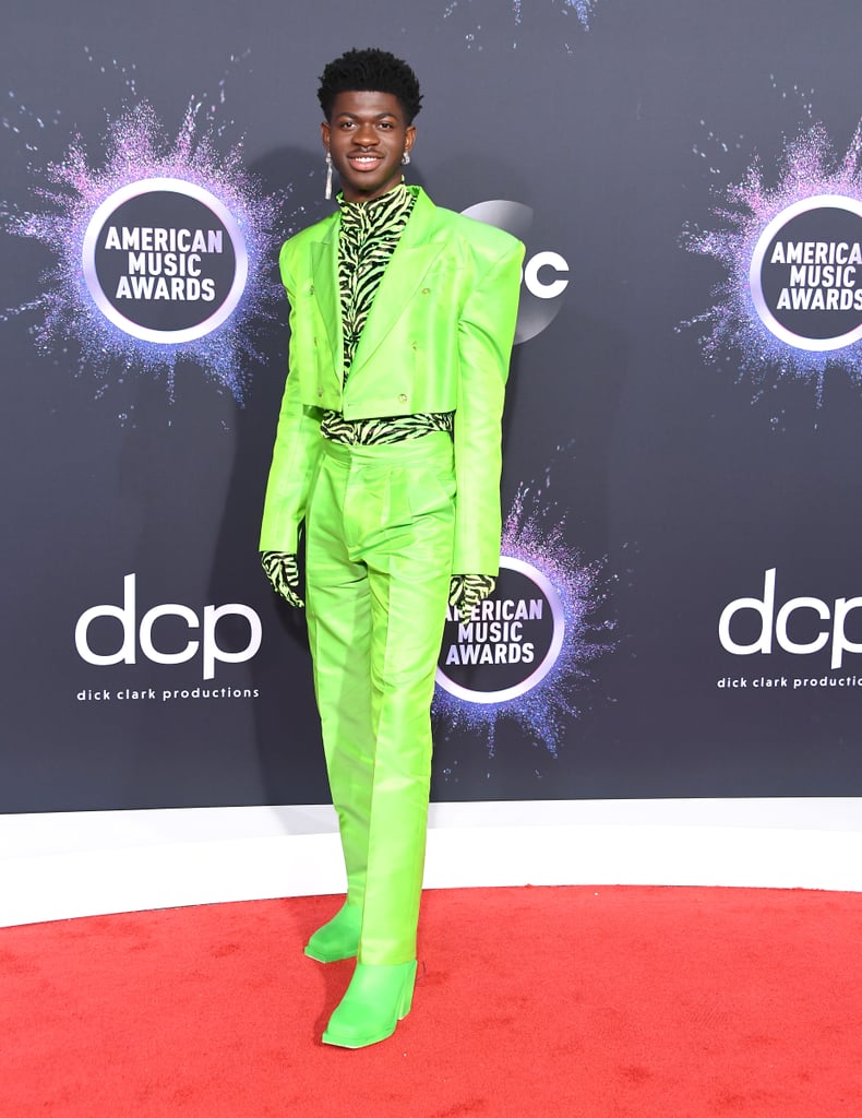 在美国音乐颁奖典礼上,他穿着这石灰绿色和斑马的克里斯托弗·约翰·罗杰斯。