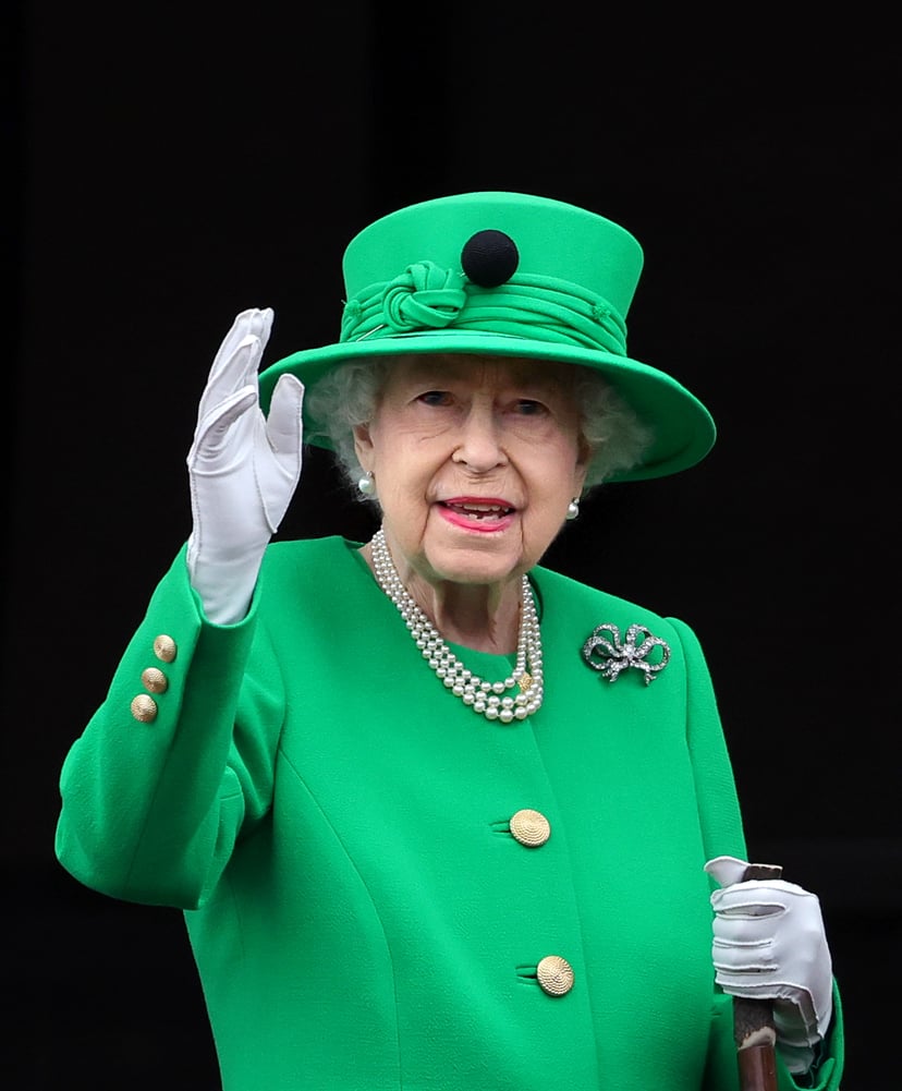 LONDON, ENGLAND - JUNE 05: Queen Elizabeth II waves from the balcony of Buckingham Palace during the Platinum Jubilee Pageant on June 05, 2022 in London, England. The Platinum Jubilee of Elizabeth II is being celebrated from June 2 to June 5, 2022, in the