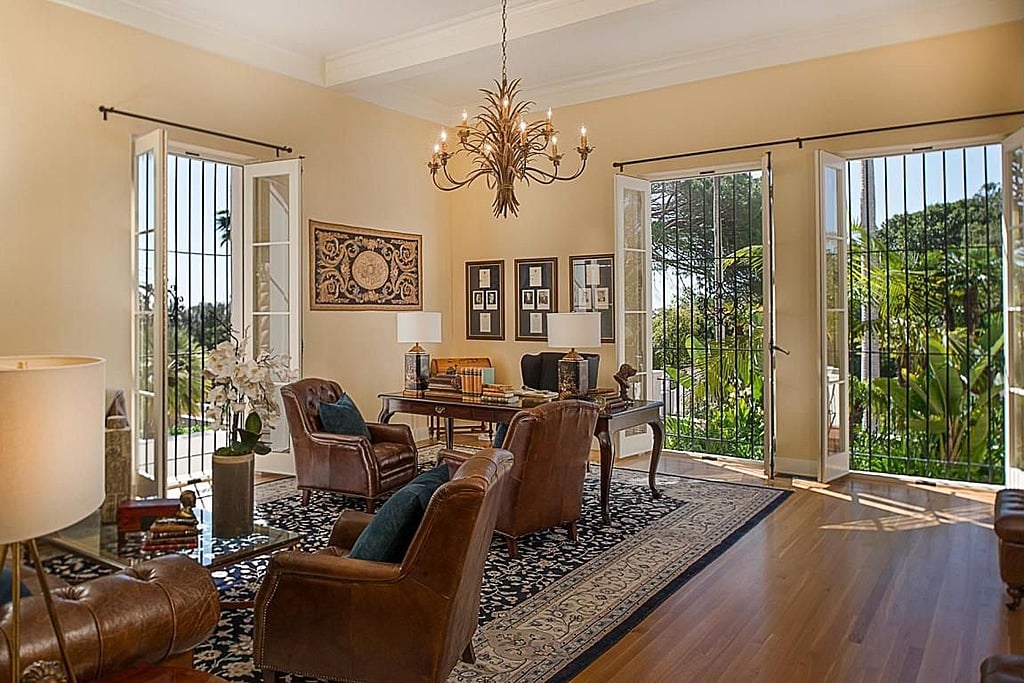 Even From This Small Sitting Room The Views Abound The 35m
