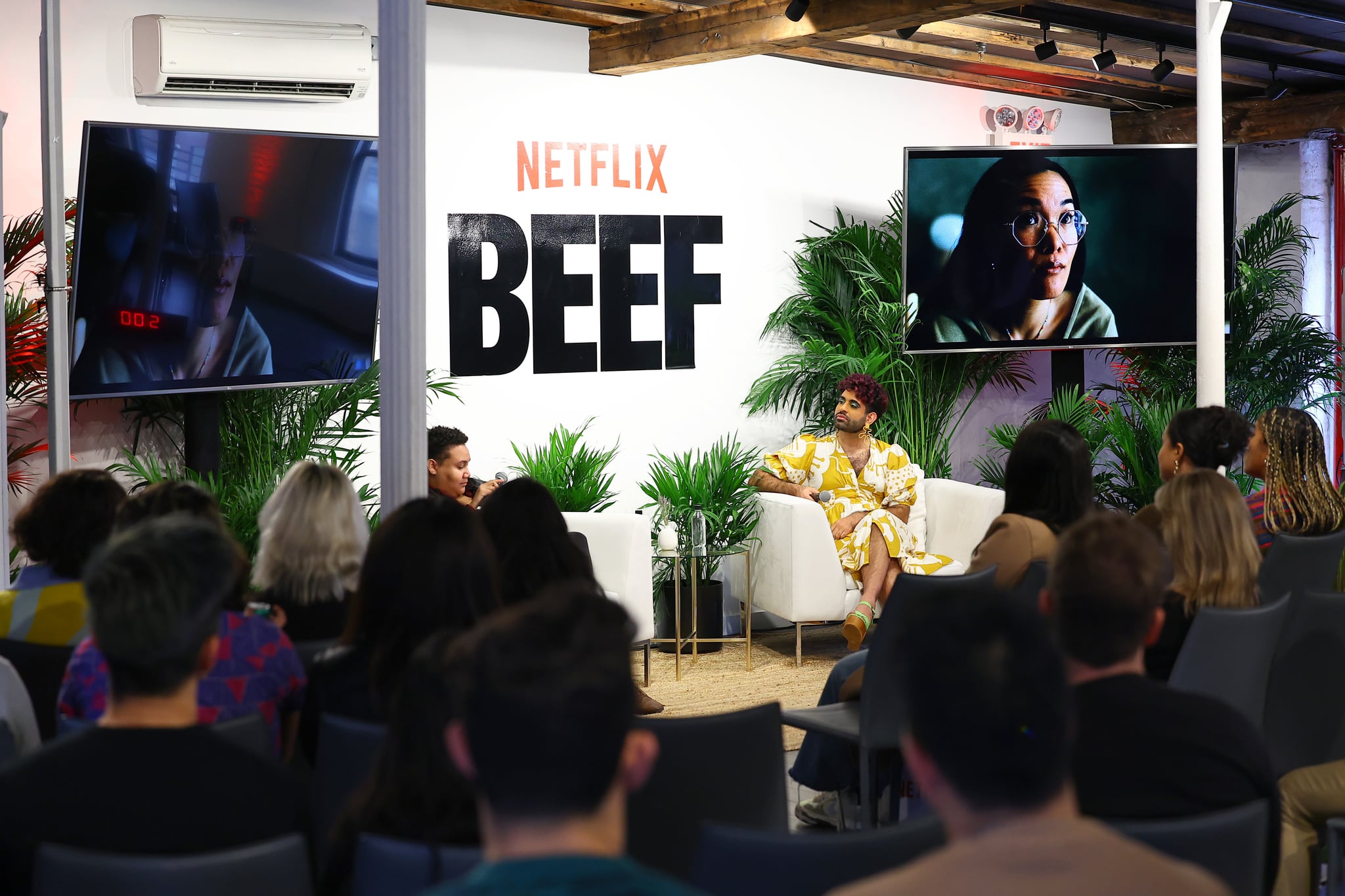 纽约,纽约- 05年4月:艾比白色和阿洛克说在舞台上Netflix的牛肉