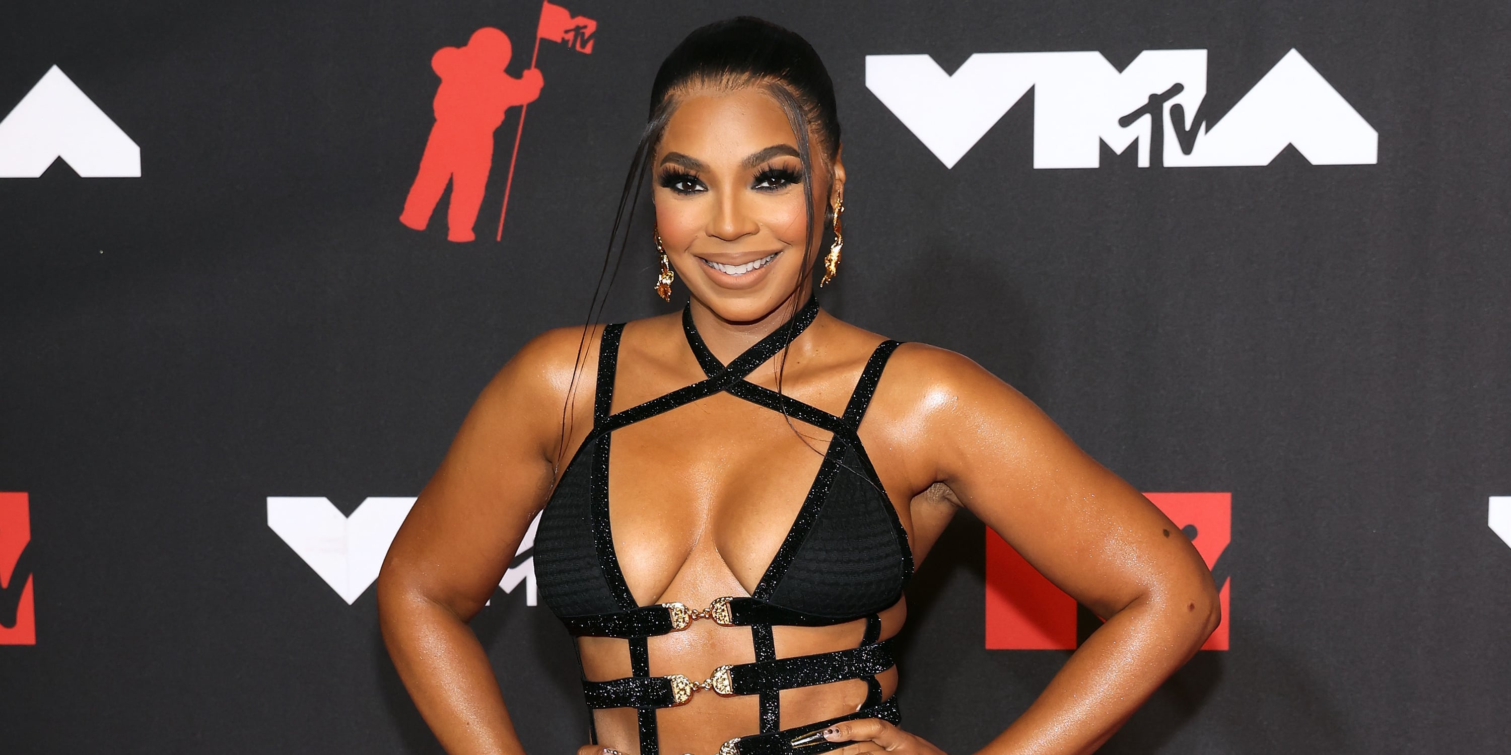 ashanti black dress Ashanti Wears Sexy Cutout Dress to 2021 MTV VMAs