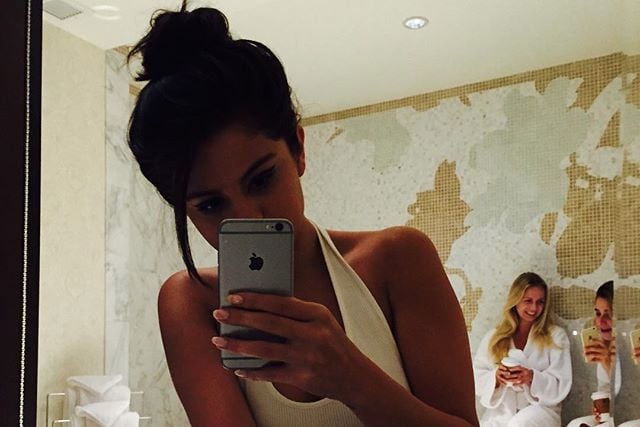 Selena S Bathroom Selfie Popsugar Latina