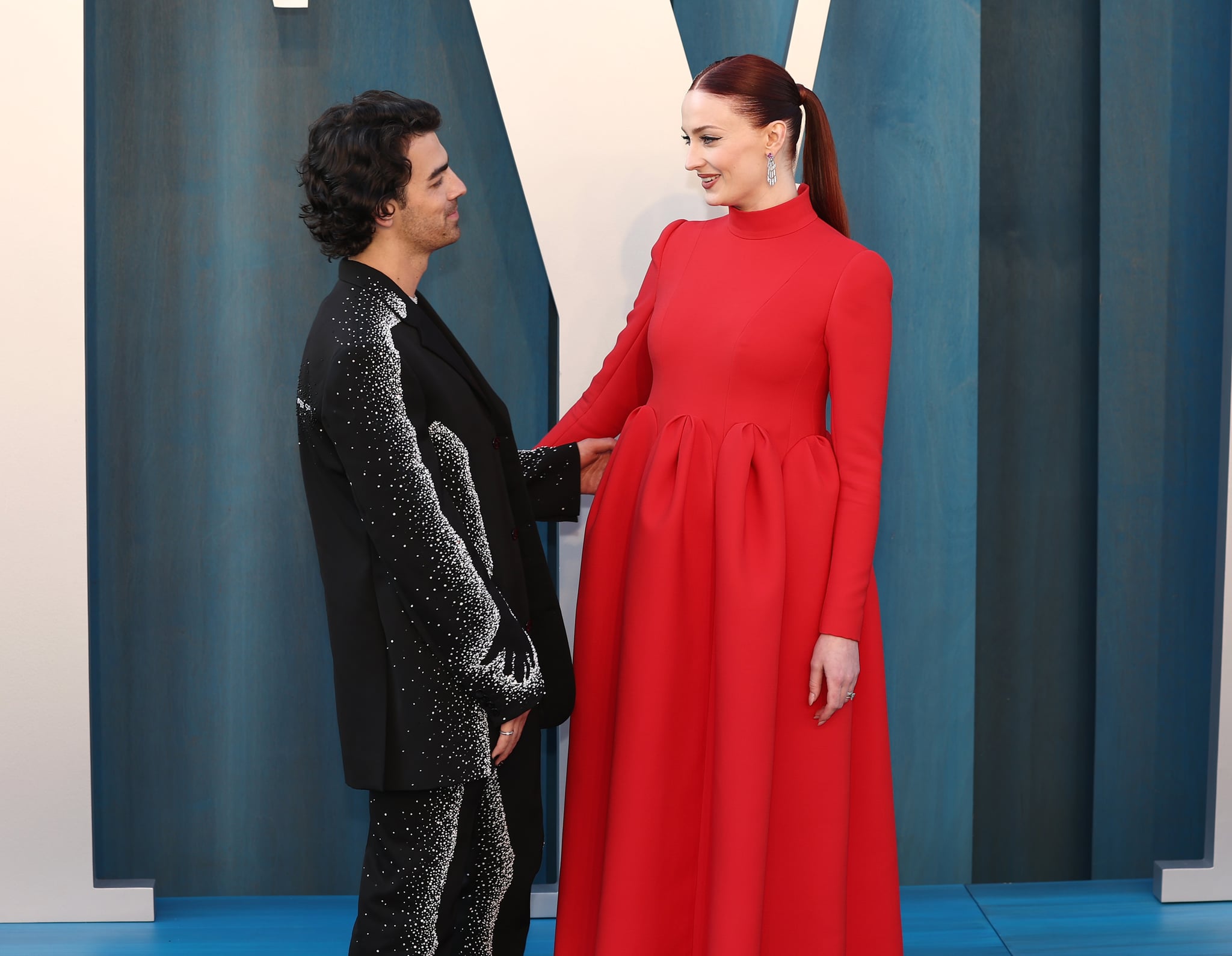 BEVERLY HILLS, CALIFORNIA - MARCH 27: (L-R) Joe Jonas and Sophie Turner attend the 2022 Vanity Fair Oscar Party hosted by Radhika Jones at Wallis Annenberg Center for the Performing Arts on March 27, 2022 in Beverly Hills, California. (Photo by Arturo Holmes/FilmMagic)