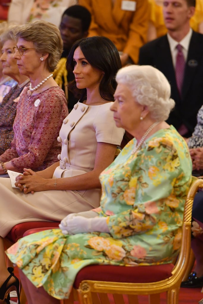 6月:梅根·加入哈利和女王在白金汉宫为她的年轻领导人的颁奖典礼。