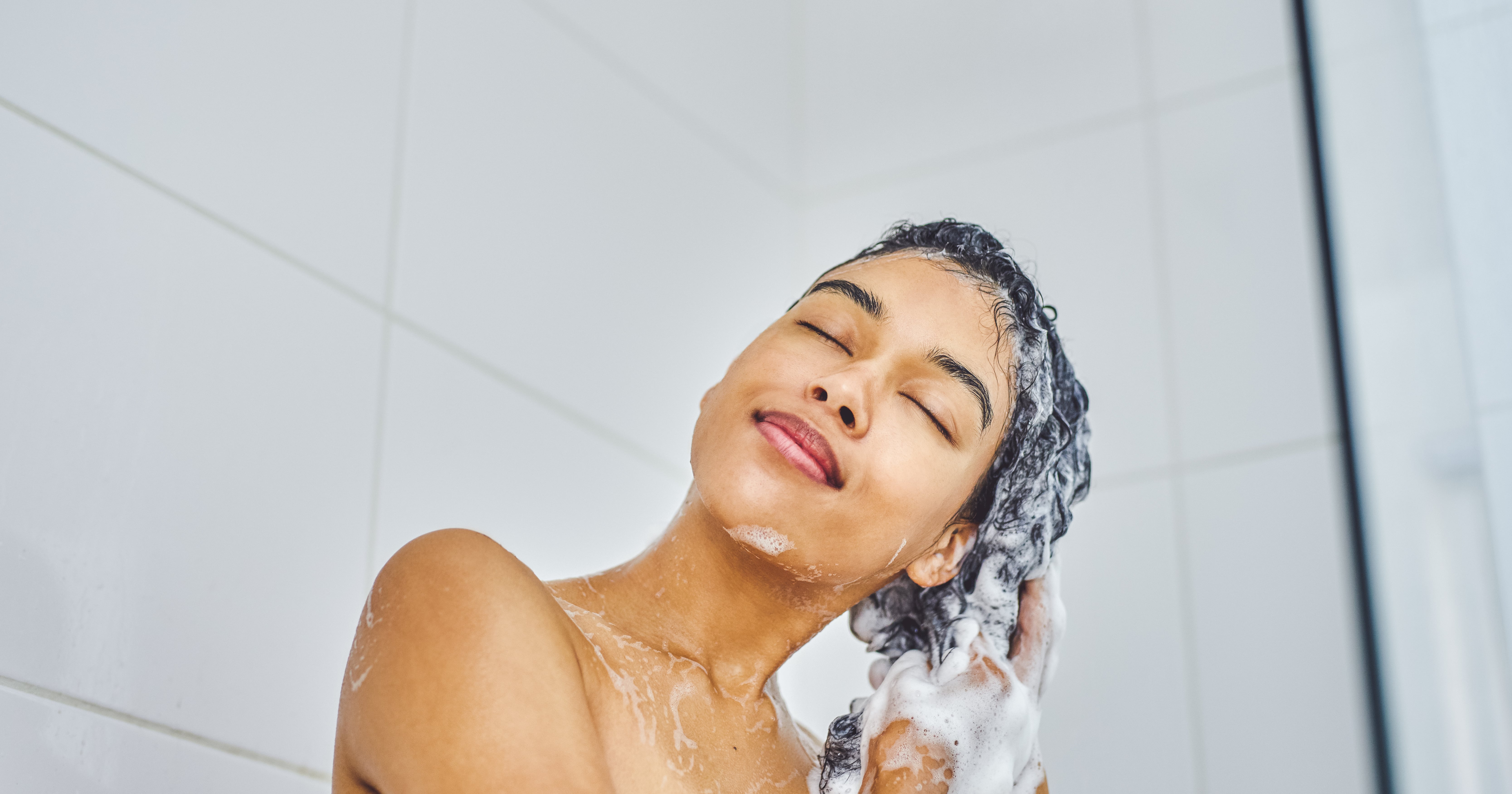 Ванна в волосах. Девушки в шампуне 18. Wash hair. Washing hair. Почему нужно мыть голову 2 раза шампунем.