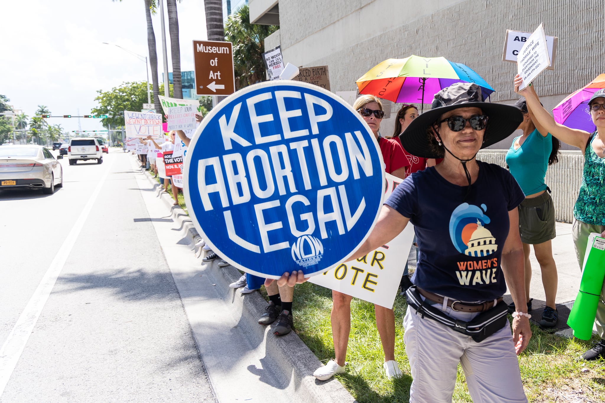 劳德代尔堡,佛罗里达州- 7月13日:堕胎权利活动家高举标语在支持堕胎的访问的抗议,游行,罗伊的投票和发送消息到佛罗里达政客堕胎访问必须保护和捍卫,7月13日,2022年在劳德代尔堡,佛罗里达州。(图片由约翰MoveOn Parra /盖蒂图片社)