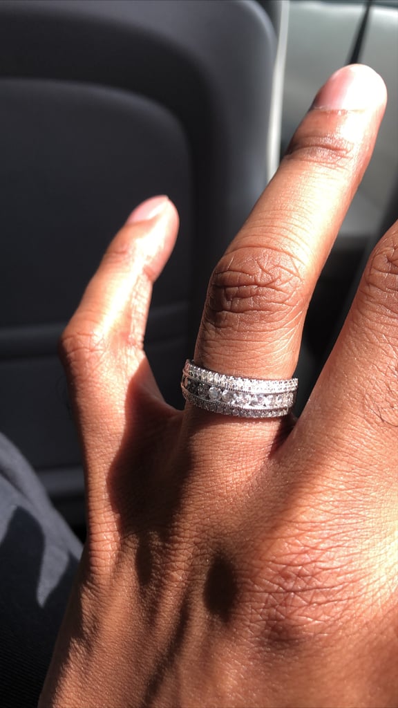 ”+夫妻分享他们的订婚戒指”class=