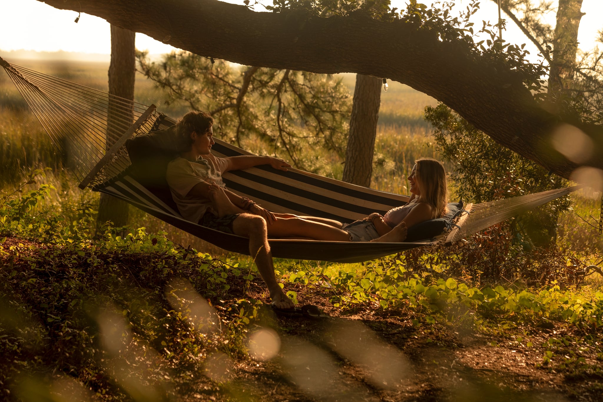 OUTER BANKS (L to R) CHASE STOKES as JOHN B and MADELYN CLINE as SARAH CAMERON in episode 206 of OUTER BANKS Cr. JACKSON LEE DAVIS/NETFLIX  2021