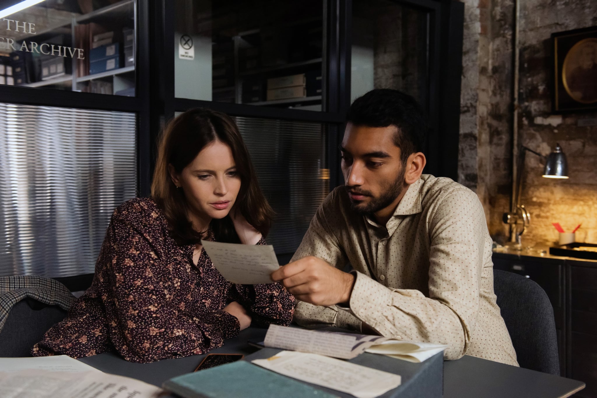 THE LAST LETTER FROM YOUR LOVER, from left: Felicity Jones, Nabhaan Rizwan, 2021.  Netflix /Courtesy Everett Collection