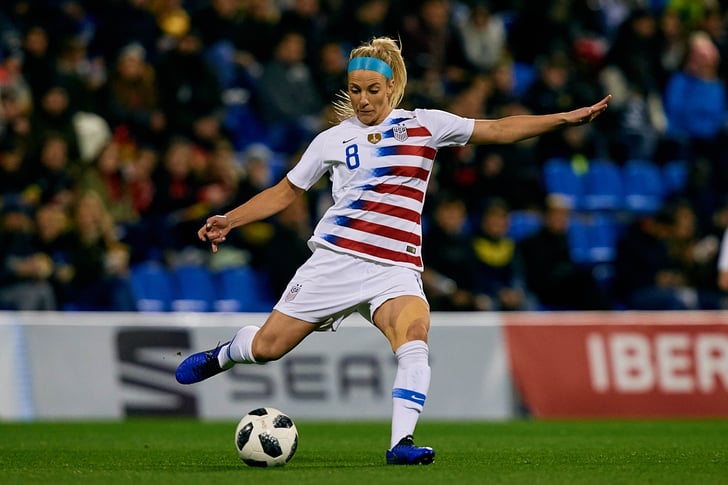 Julie Ertz Diet And Exercise Routine Popsugar Fitness Bend your knees to lower the platform, stopping before your glutes lift off the pad.