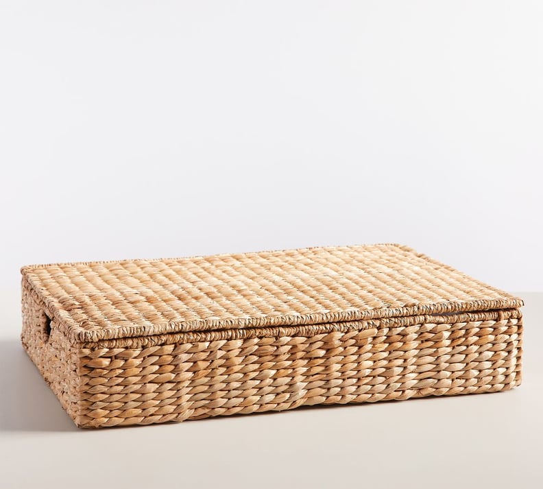 一个可爱的篮子:陶器谷仓海草覆盖着的底架篮子里