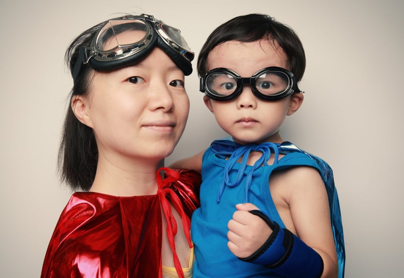 妈妈和儿子的万圣节服装:超级英雄
