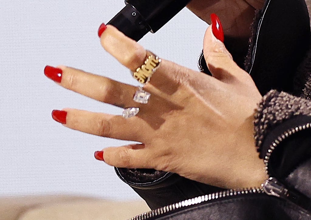 蕾哈娜戴着妈妈戒指参加超级碗新闻发布会