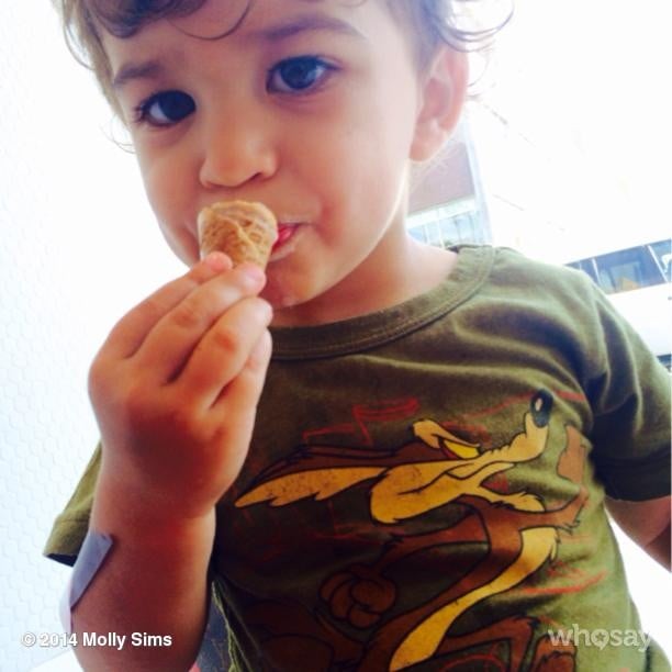 Brooks Stuber enjoyed a mini ice cream cone with his mom, Molly Sims.
Source: Instagram user mollybsims