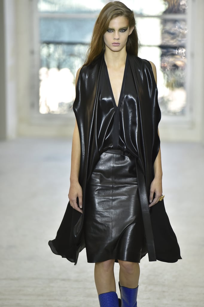 We can see Selena wearing this Louis Vuitton piece on press day in Paris.