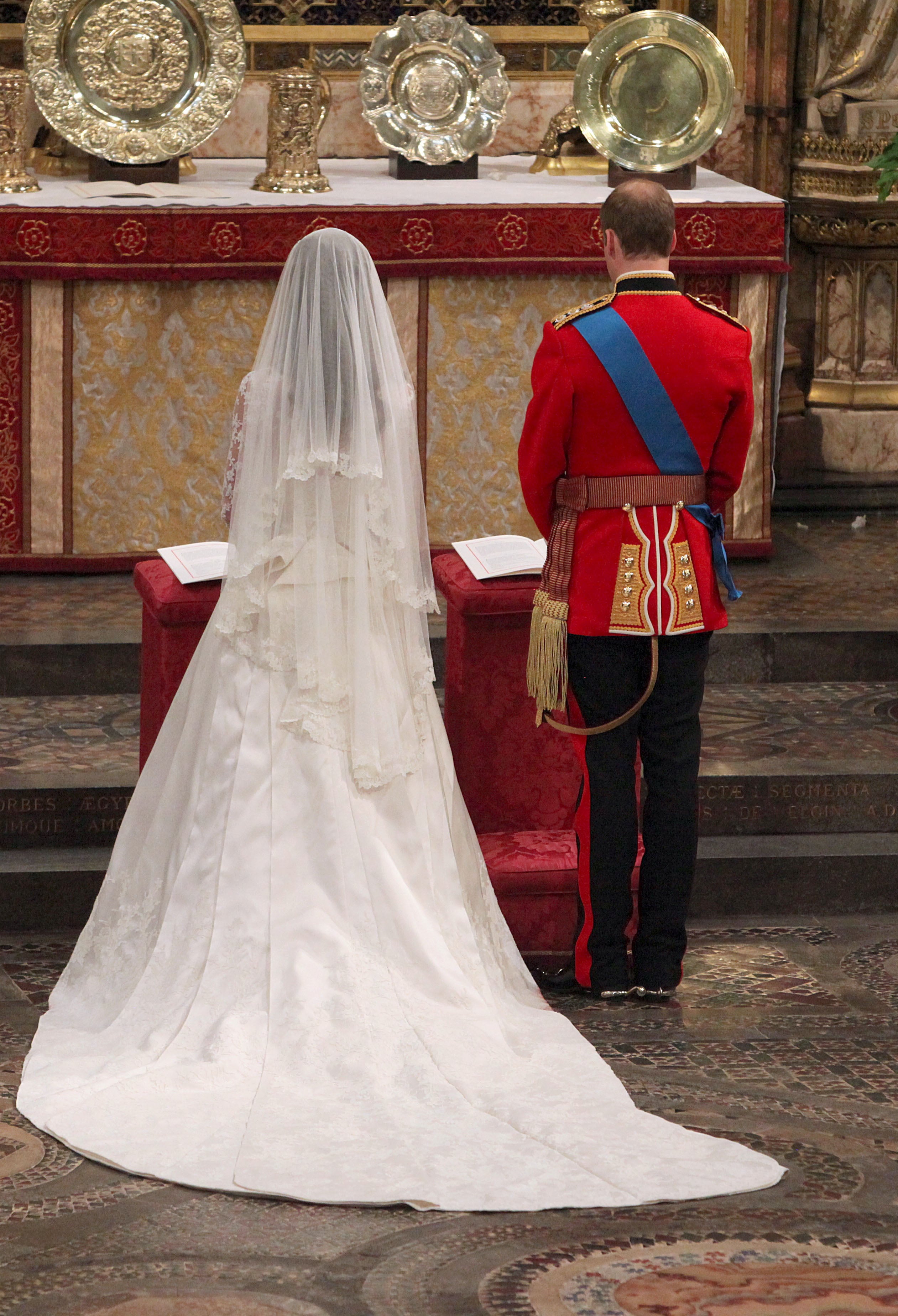 Kate middleton best sale wedding dress train
