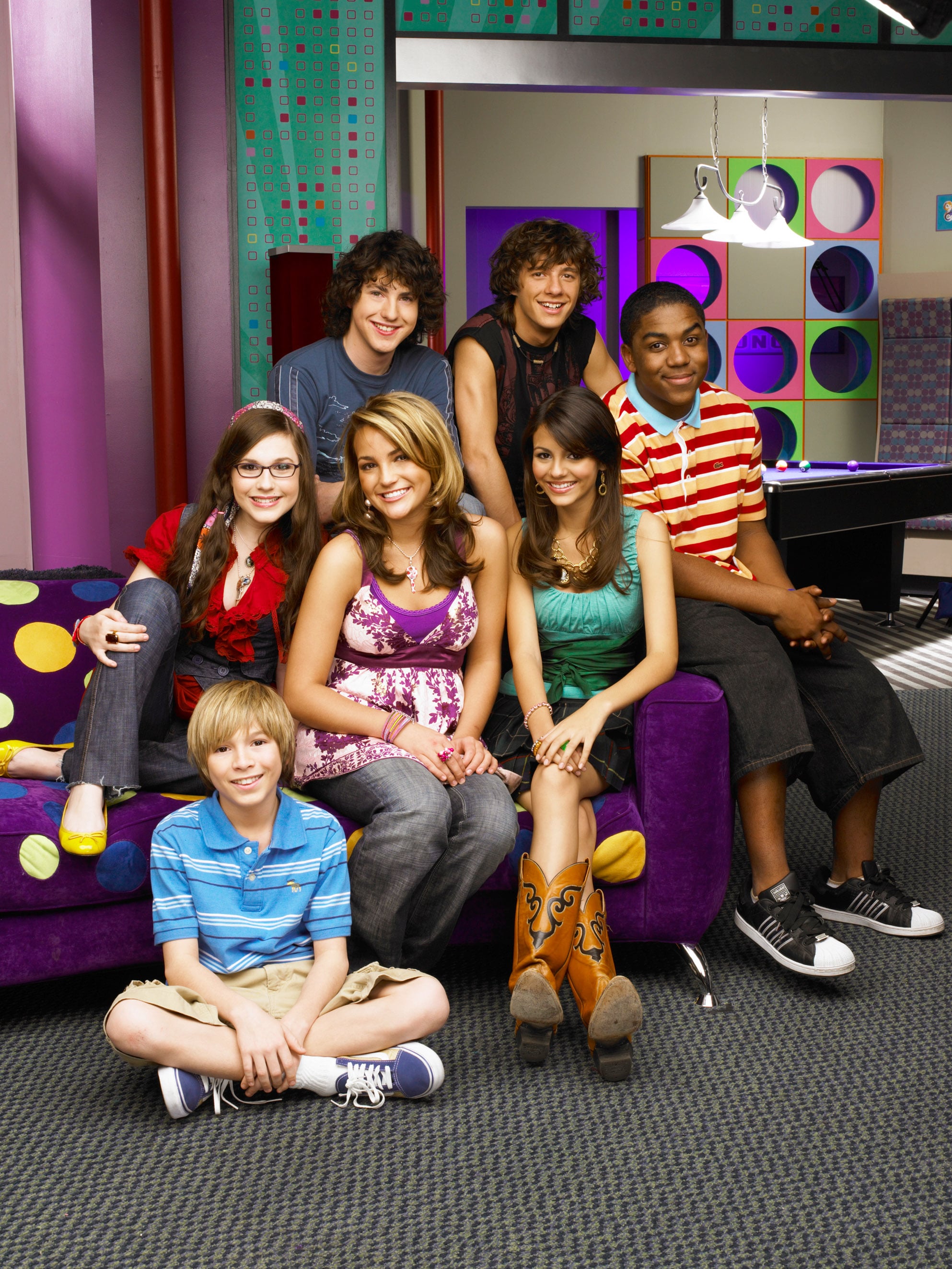 ZOEY 101, (top row, from left): Sean Flynn, Matthew Underwood, Christopher Massey, (middle): Erin Sanders, Jamie Lynn Spears, Victoria Justice, (bottom): Paul Butcher, 2005-08.  Nickelodeon / Courtesy: Everett Collection