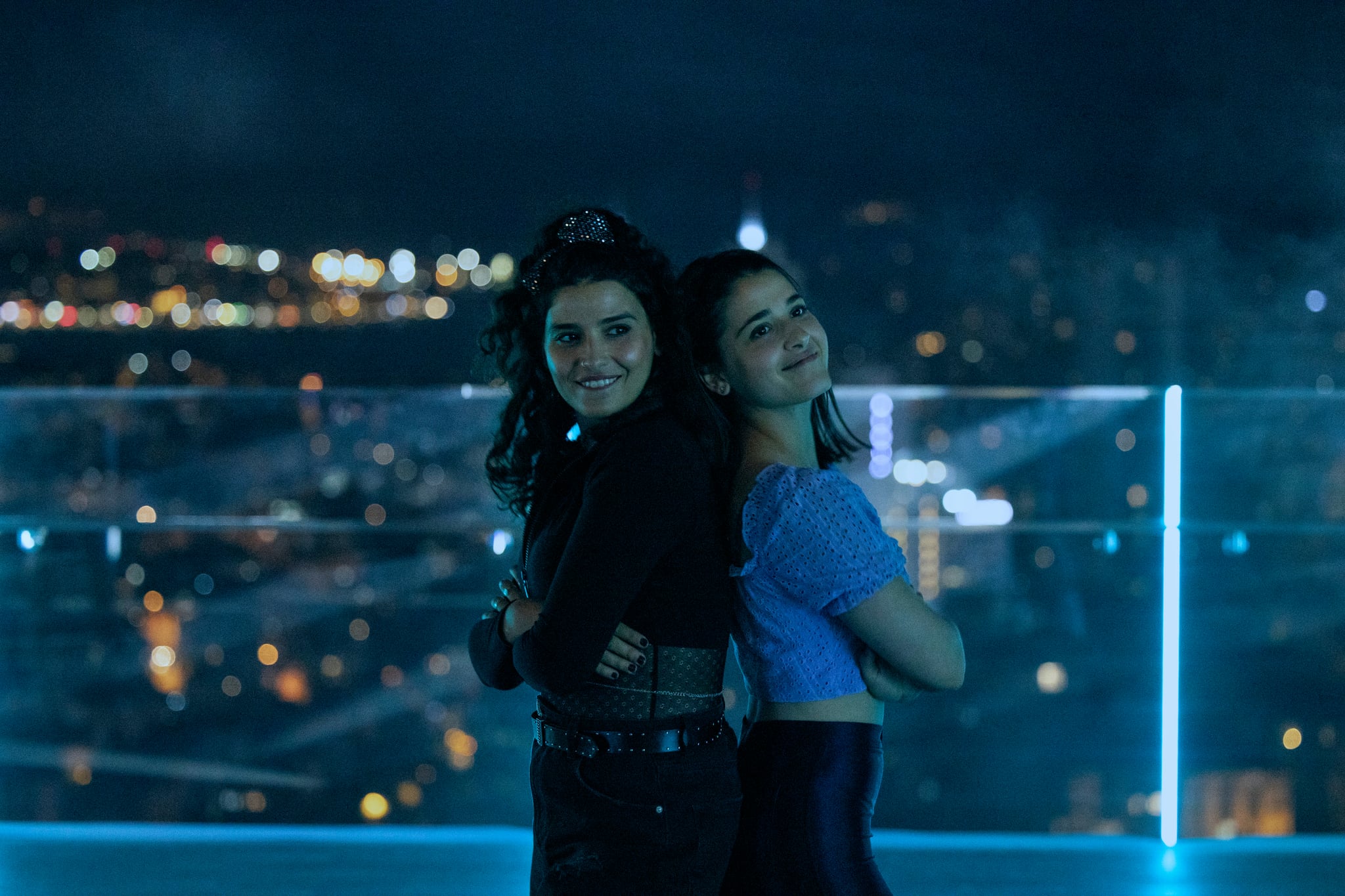 游泳者。(从左到右)《游泳者》中马纳尔·伊萨饰演的莎拉·马尔迪尼，娜塔莉·伊萨饰演的尤斯拉·马尔迪尼。Cr. Ali Güler/Netflix©2022