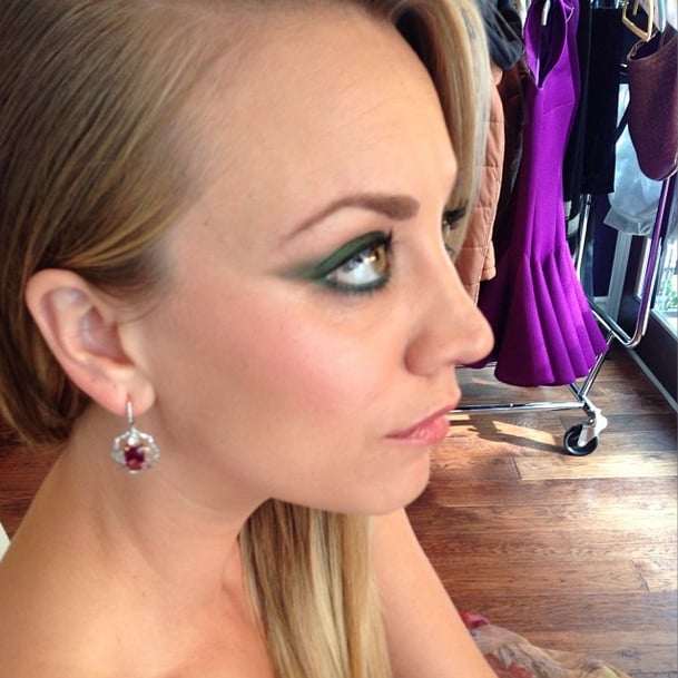 Makeup artist Jamie Greenberg decided that an emerald-green cat eye was the winning look for Kaley Cuoco.
Source: Instagram user jamiemakeupgreenberg