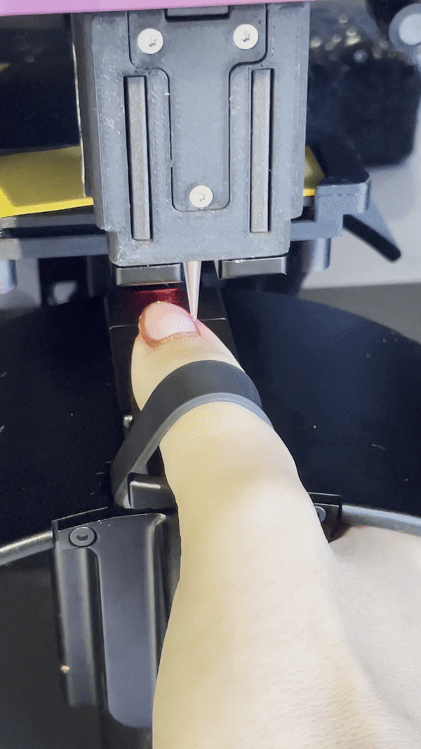 Máquina robot pintando dedos con esmalte de uñas
