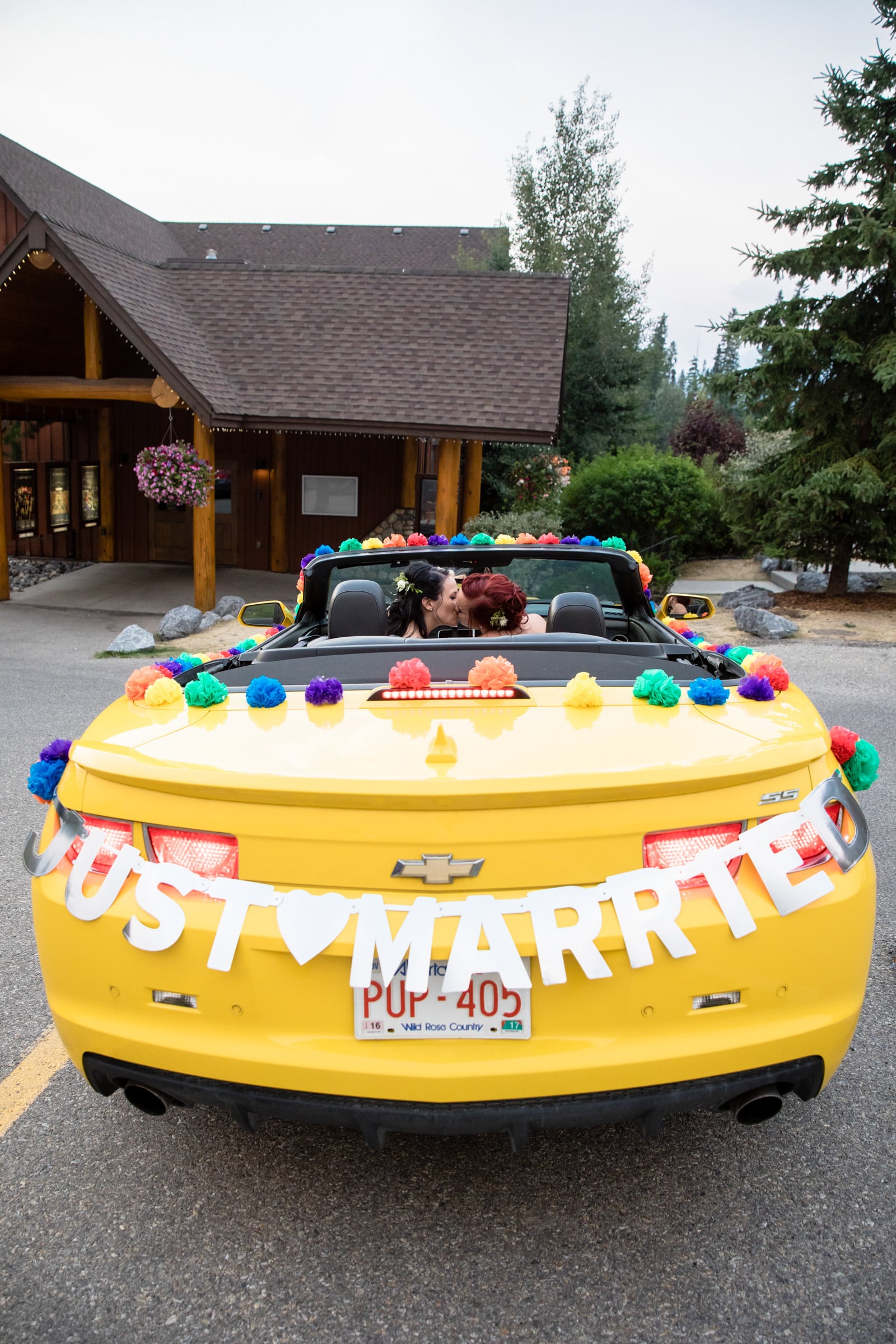 Just Married Car Kiss 100 Couple