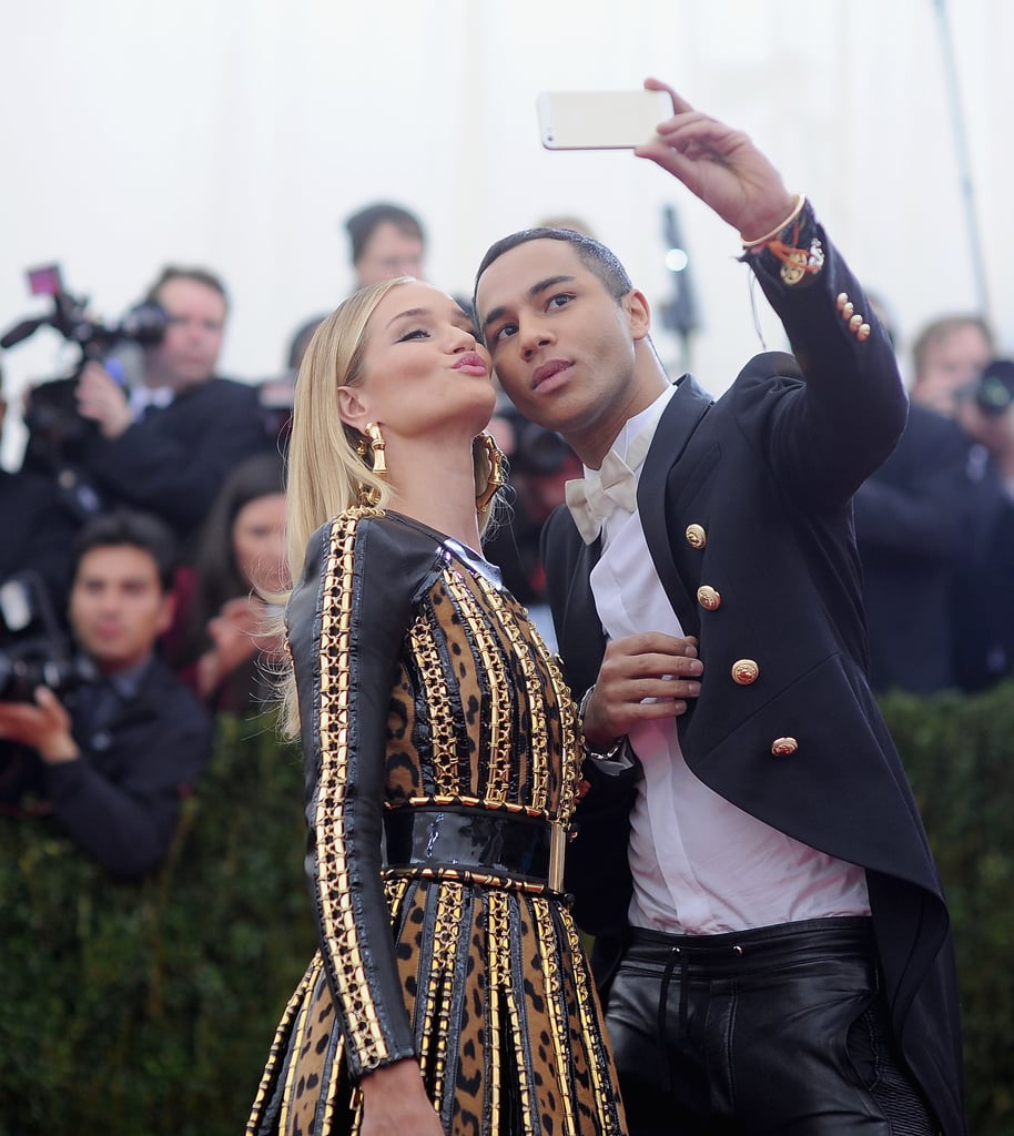 Rosie Huntington-Whiteley got close to designer Olivier Rousteing for a selfie on the carpet.