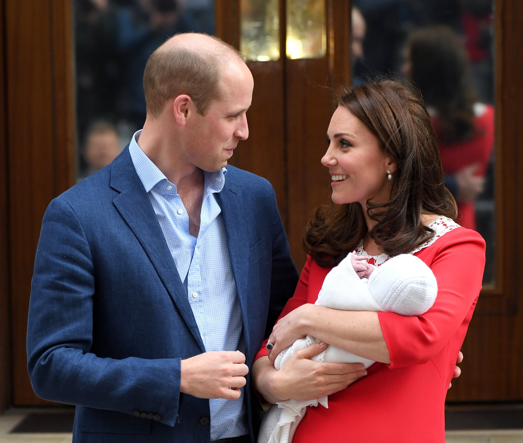 LONDON, ENGLAND - APRIL 23:  Catherine, Duchess of Cambridge and Prince William, Duke of Cambridge depart the Lindo Wing with their newborn son Prince Louis of Cambridge at St Mary's Hospital on April 23, 2018 in London, England. The Duchess safely delivered a boy at 11:01 am, weighing 8lbs 7oz, who will be fifth in line to the throne.  (Photo by Karwai Tang/WireImage)