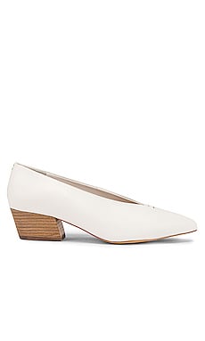 Seychelles Compelling Pump in White Leather