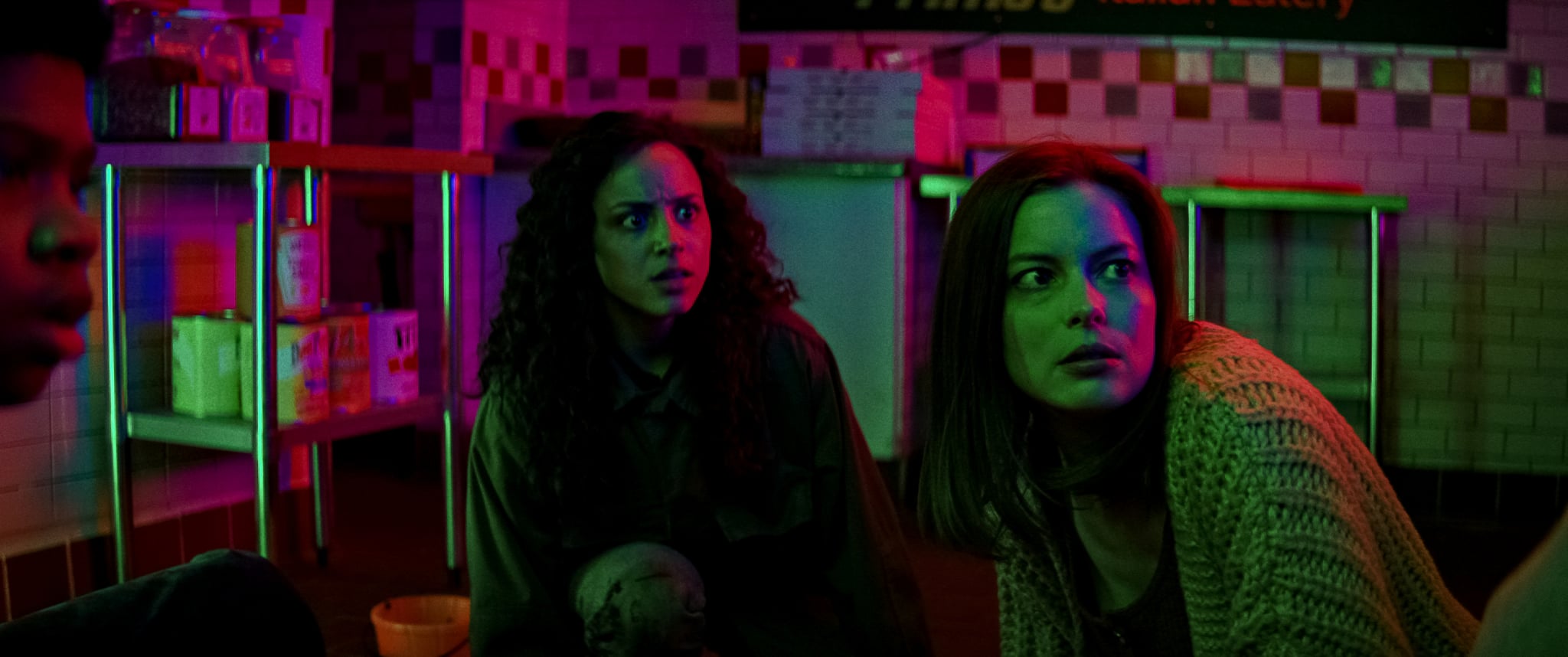 FEAR STREET PART 3: 1666 (L to R) KIANA MADEIRA as DEENA and GILLIAN JACOBS AS C.BERMAN. NETFLIX © 2021