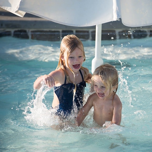 Jessica Simpson had perfect timing catching these splashes between Maxwell and Ace!