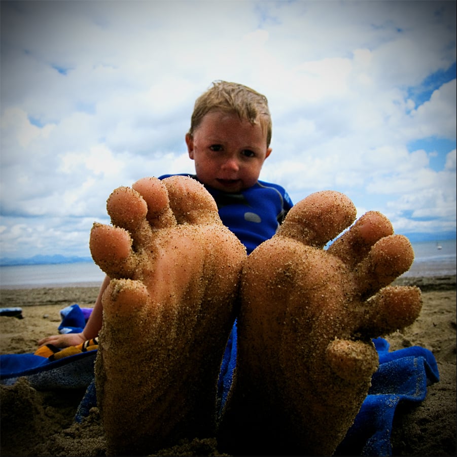 Sandy Feet Family Picture Ideas To Take At The Beach