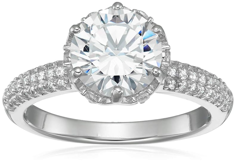 纯银毫米圆切立方氧化锆的订婚戒指与皇冠设置