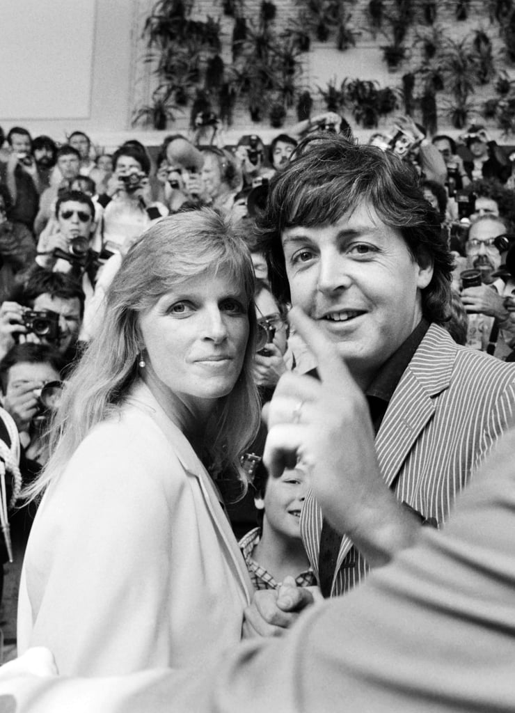Paul McCartney and his late wife Linda arrived to throngs of fans and photographers in 1980.
