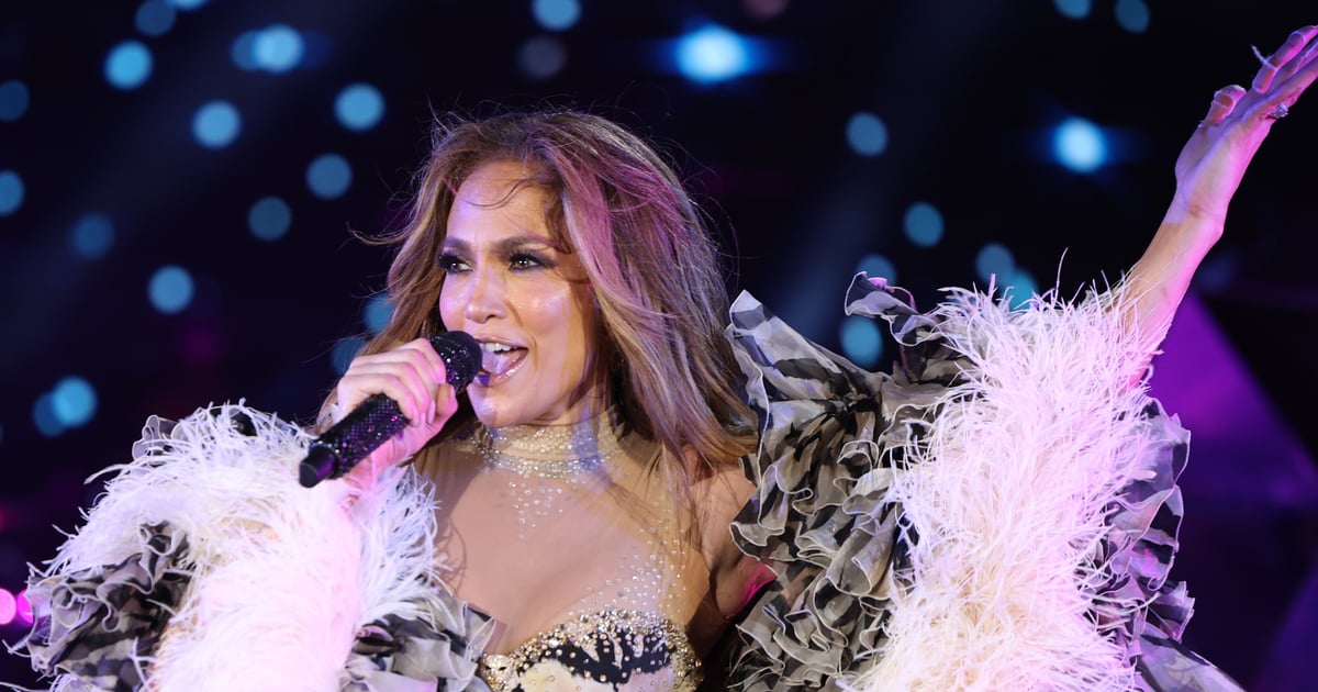 Guarda Jennifer Lopez cantare al karaoke in un bar durante una vacanza italiana