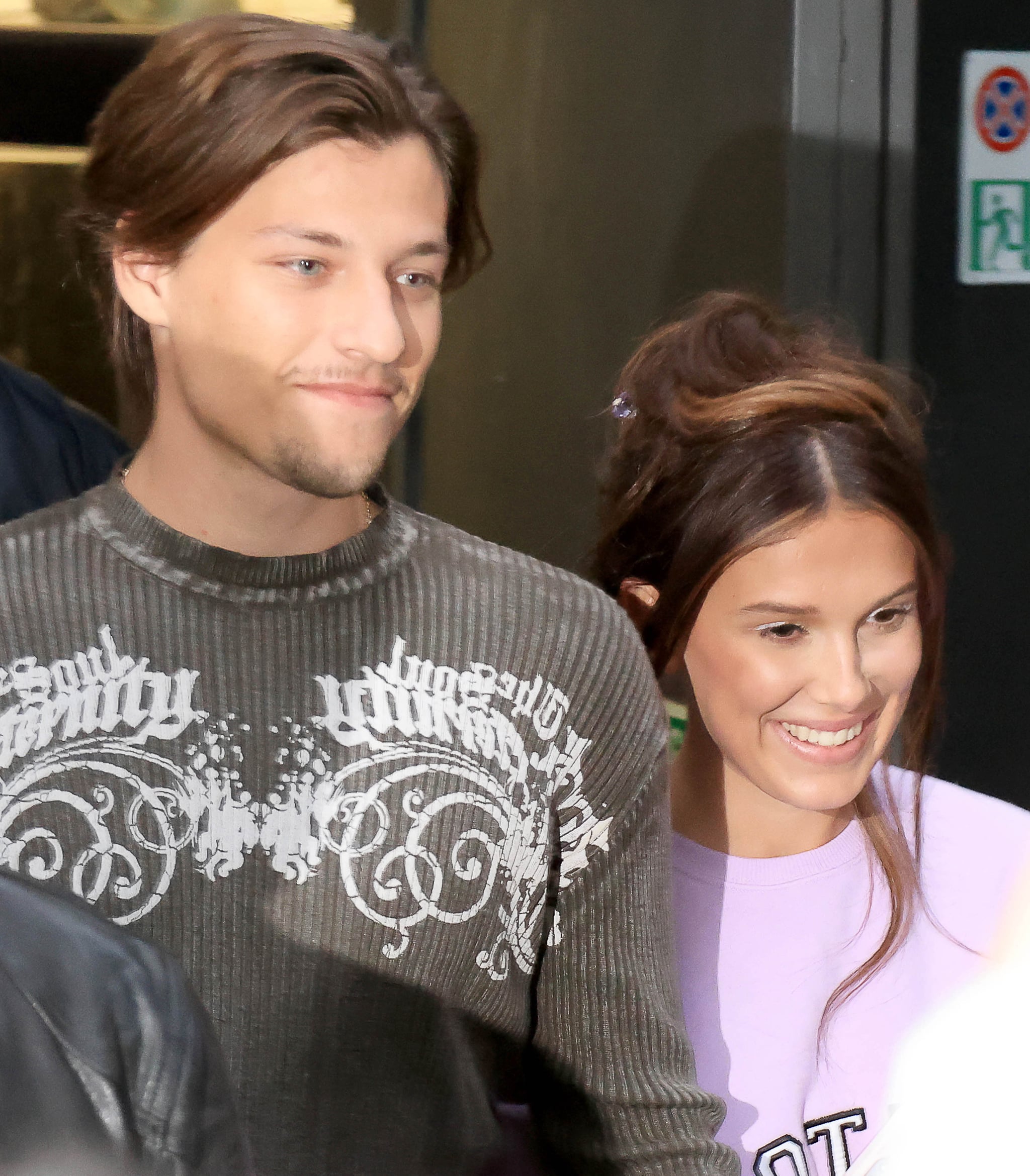 MILAN, ITALIA - 28 APRILIE: Millie Bobby Brown cu prietenul Jake Bongiovi sunt văzuți în Milano pe 28 aprilie 2023 în Milano, Italia. (Fotografie realizată de SuperPix/GC Images)