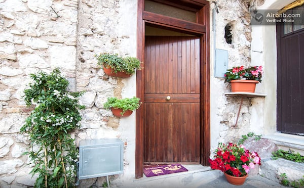 <a href="https://www.airbnb.com/rooms/3020678"><b>10. Tiny House - Porta Romana, Italy</b></a>