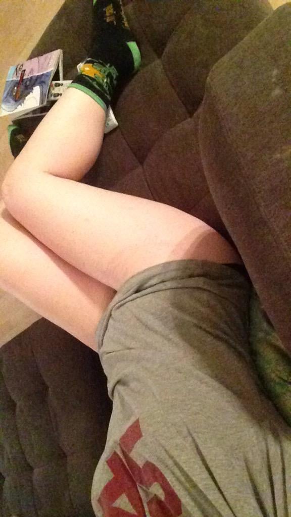 What Is #ThighReading? Photos
