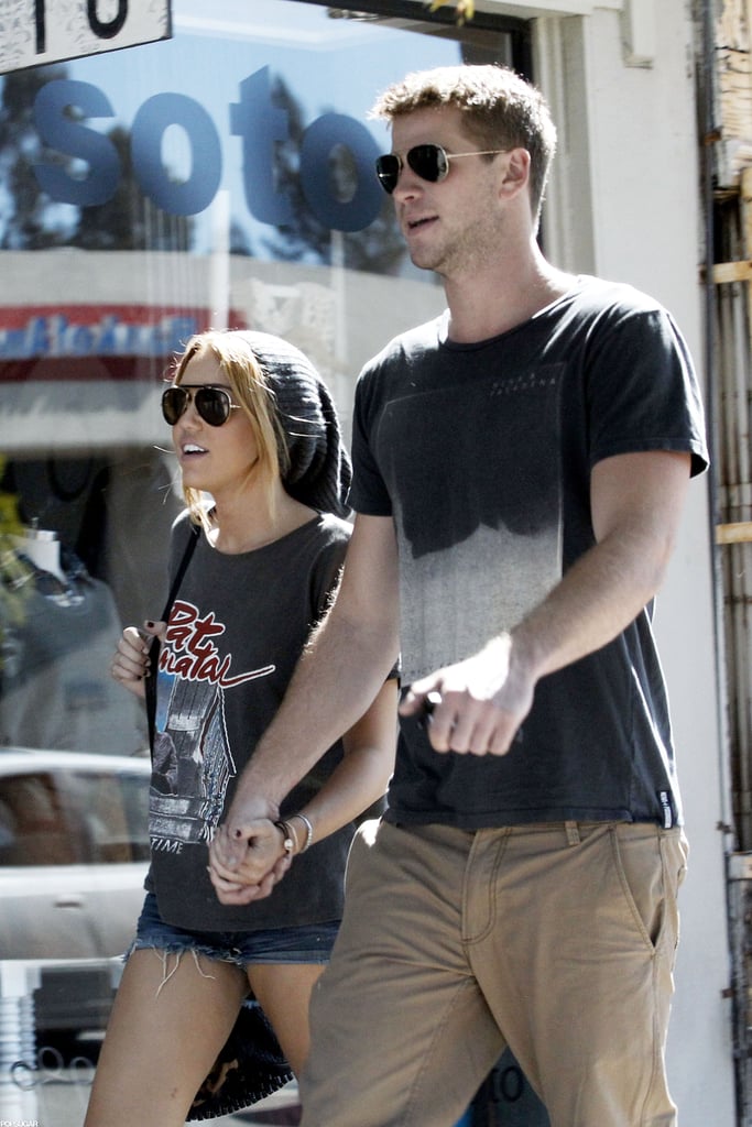 麦莉·赛勒斯和利亚姆·海默牵手2011年8月在洛杉矶购物。