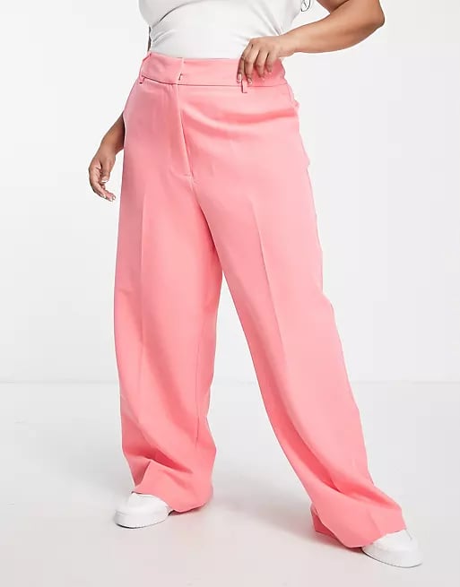 新穿粉色曲线剪裁的裤子