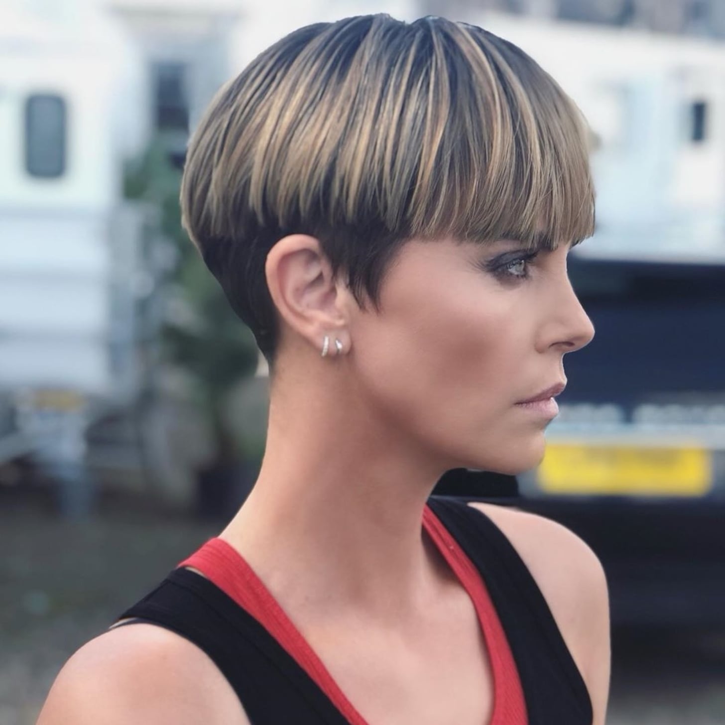 Image of Charlize Theron V-cut hairstyle