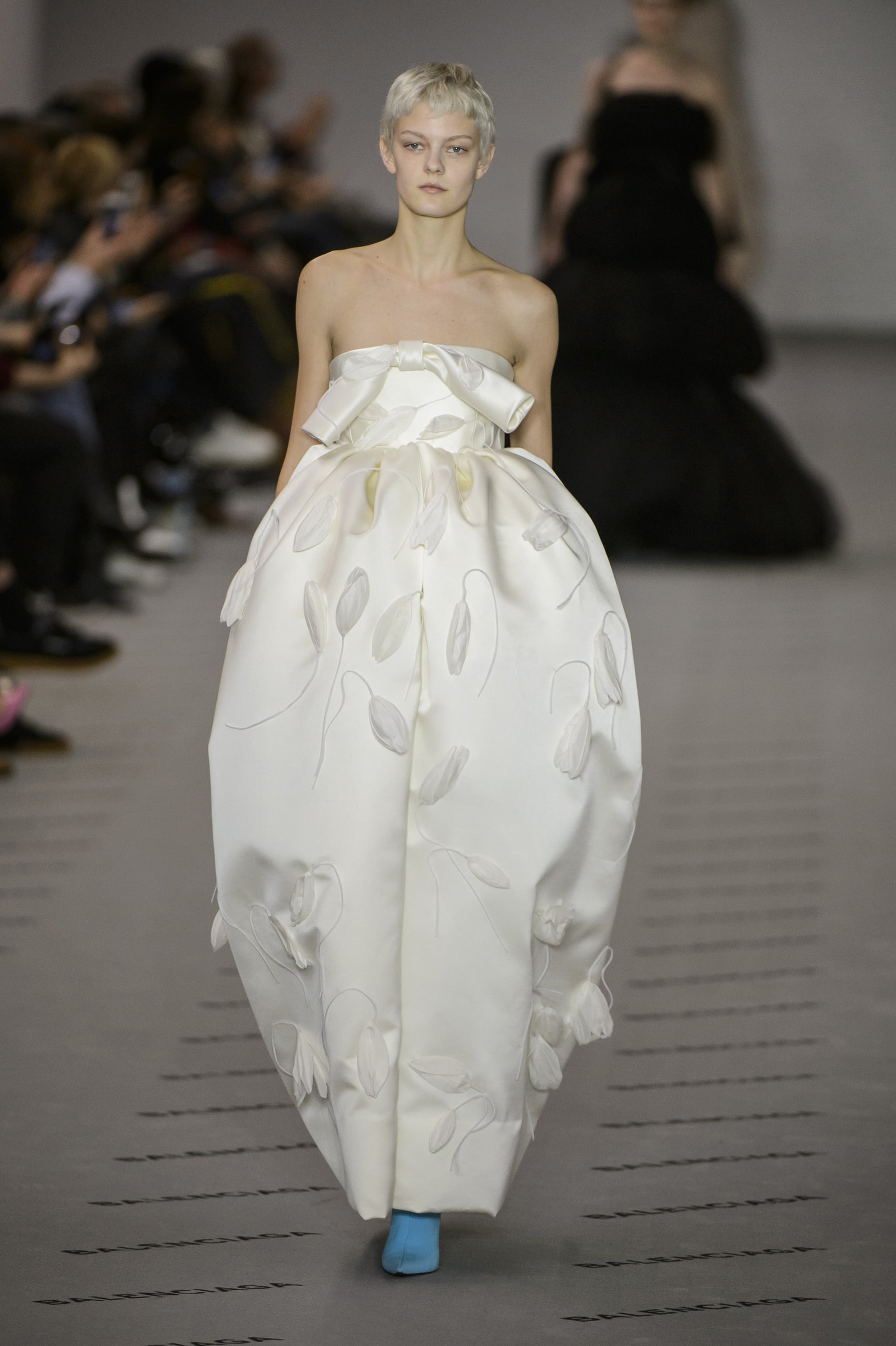 Indsigtsfuld Dårlig faktor beholder Fashion, Shopping & Style | Warning: Balenciaga's New Couture Gowns Are  Heavy Duty | POPSUGAR Fashion Photo 46