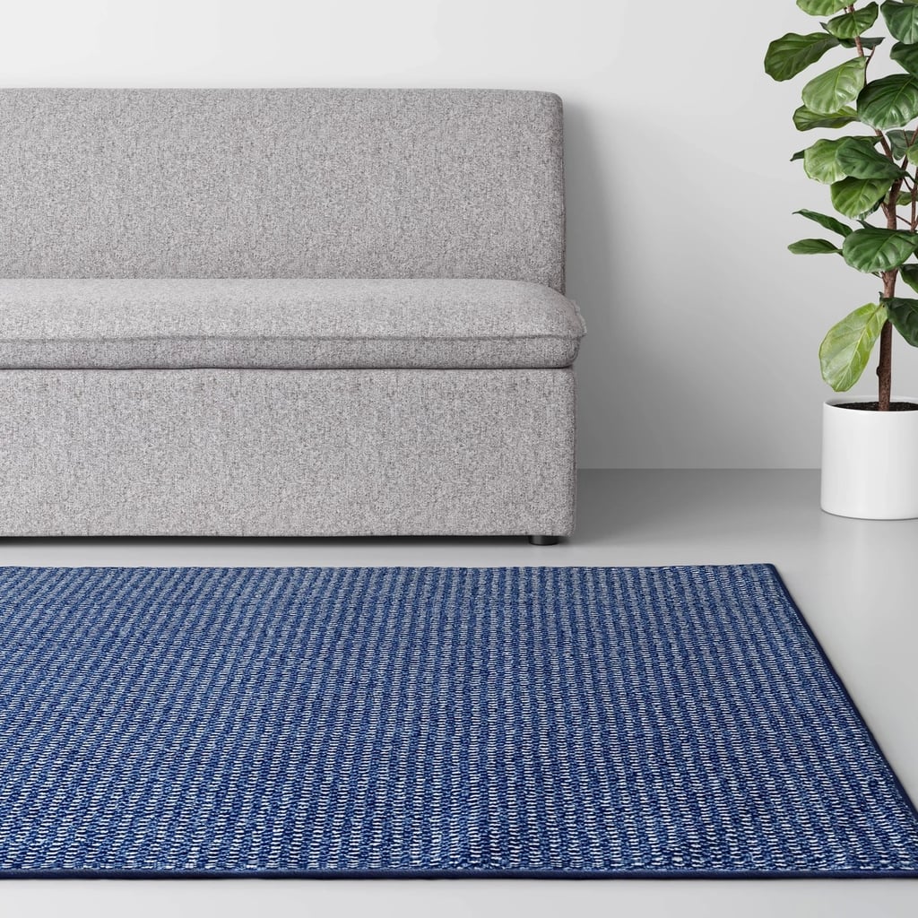 一个平面编织设计:坚实的簇绒地毯