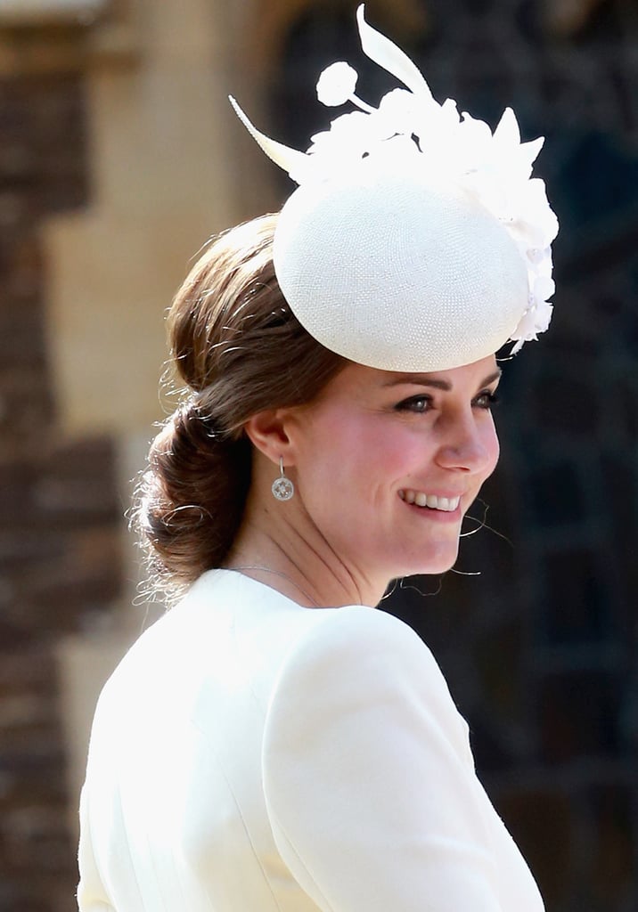 She accessorized her outfit with a floral decorated fascinator.