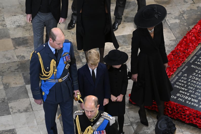 英国伦敦- 9月19日:威廉,威尔士王子,乔治·威尔士王子公主夏洛特的威尔士和凯瑟琳,威尔士王妃离开威斯敏斯特教堂在英国女王伊丽莎白二世的国葬9月19日,2022年在伦敦,英格兰