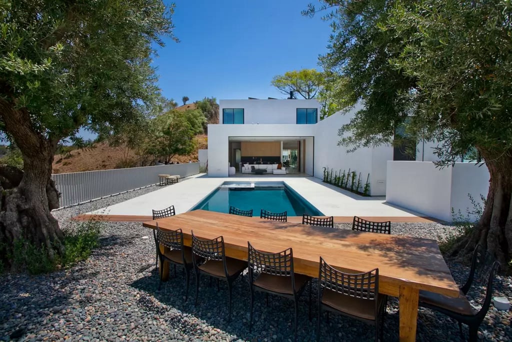 Joe Jonas's Airbnb Rental For Holidays 2015