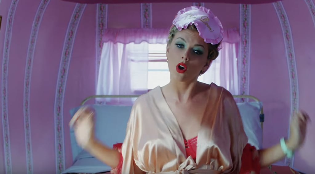 Taylor Swift S Teal Eye Shadow And Red Lipstick Combo Beauty